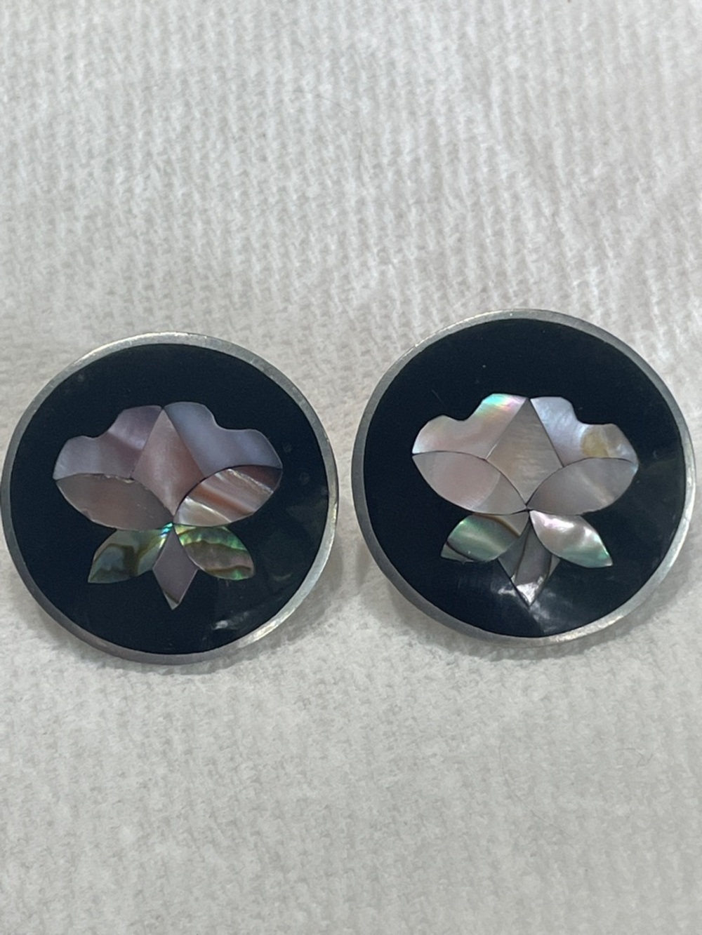 Alpaca Round Mother-of-Pearl Floral Inlay Earrings - Black